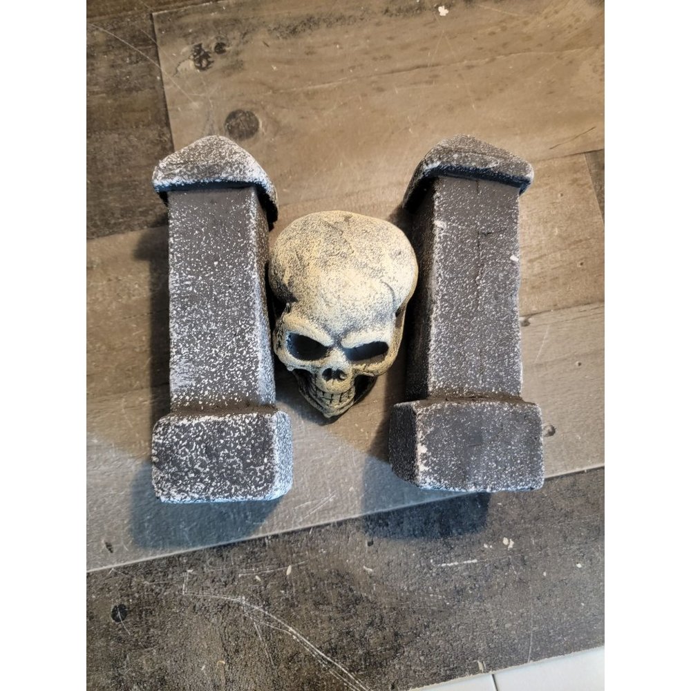 Halloween mini skull columns scary Decor figure lawn